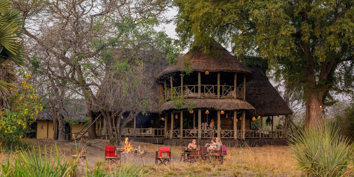 Les éléphants passent la terrasse du salon au crépuscule à Mbali Mbali Katavi Lodge