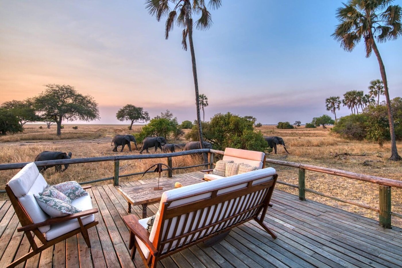 Elefanten gehen am Loungedeck in der Dämmerung vorbei in Mbali Mbali Katavi Lodge